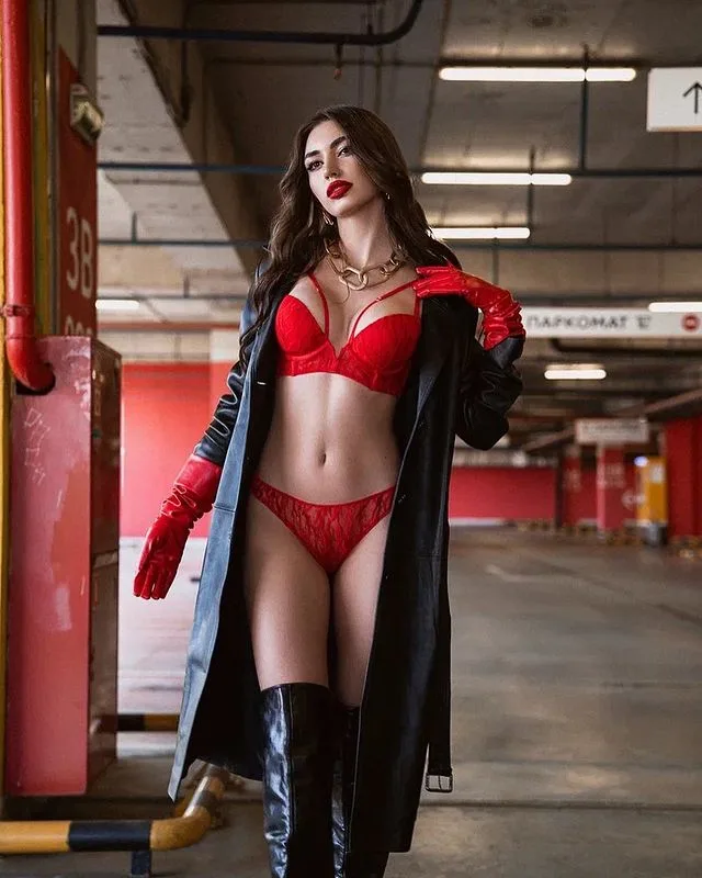 Adela Gilbert photo 2 — Brown, Slim