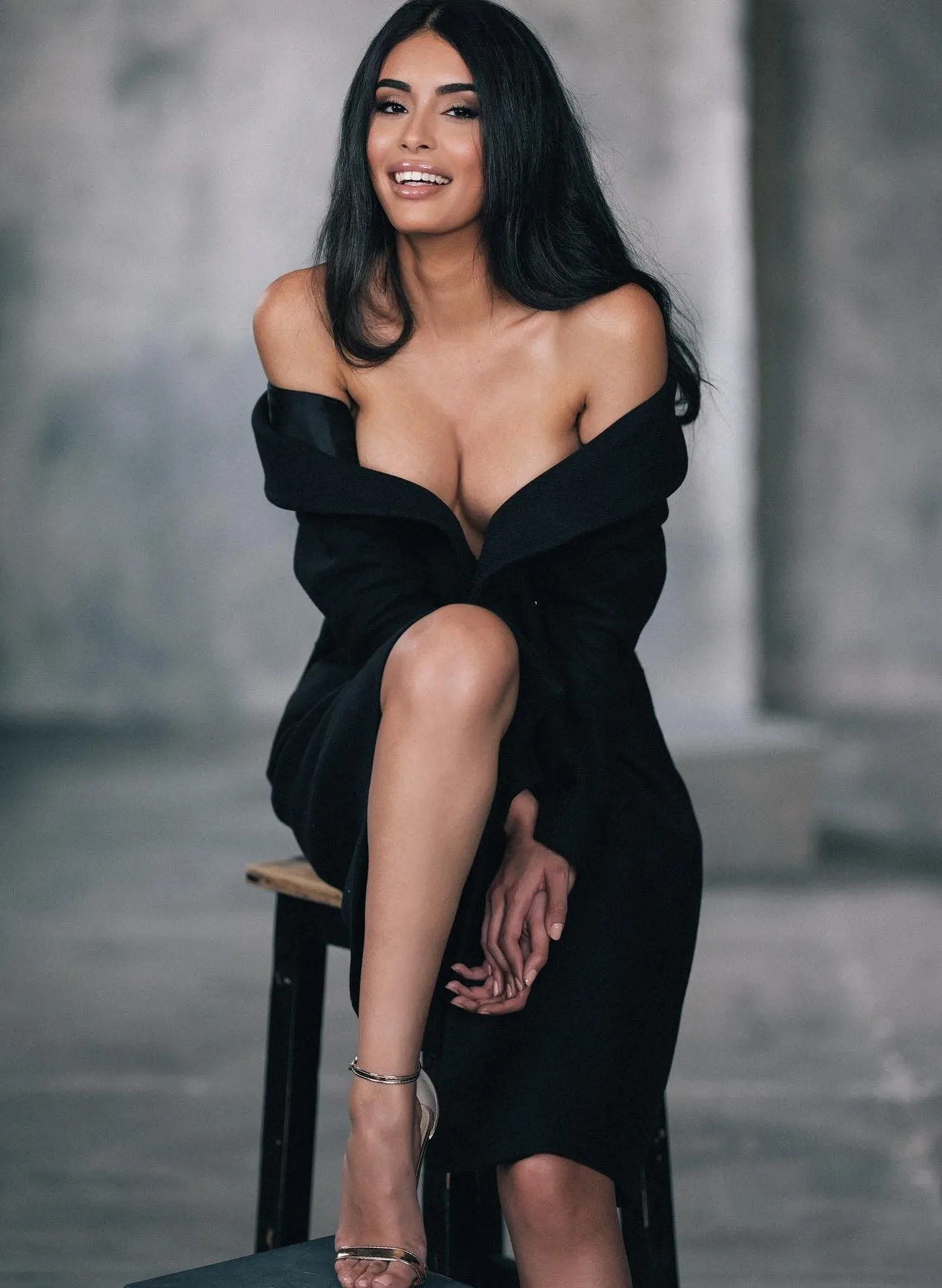 Ahlam El Brinis photo 14 — Brown, Slim
