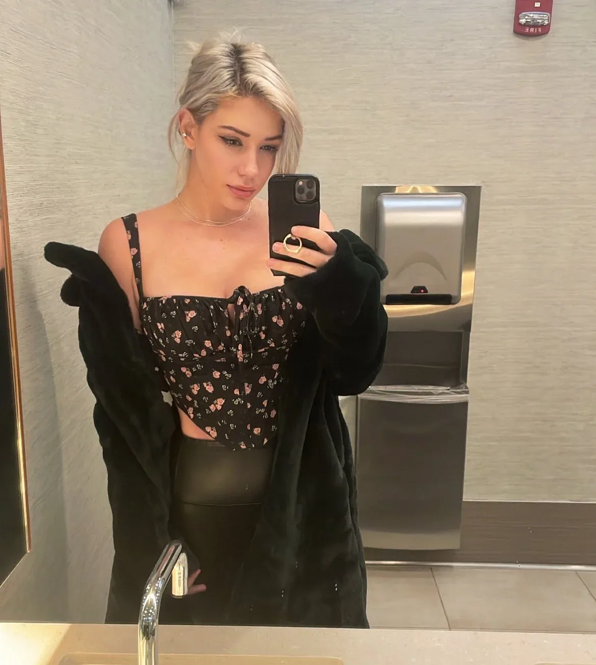 Alanah Pearce photo 5 — Caucasian, Cosplayer, Gamer, Influencer, Podcaster, Voice Actress, YouTuber