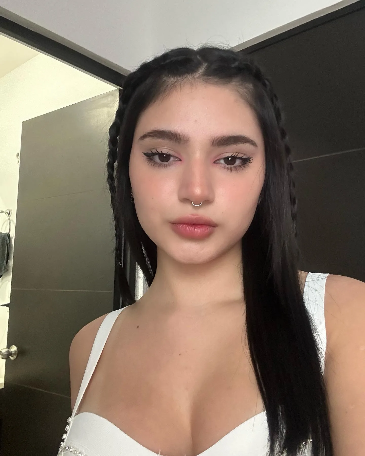 Ale Ruiz photo 16 — Brown, Latin