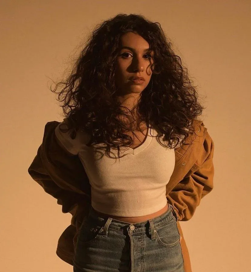 Alessia Cara — Actress, Influencer, Musician, YouTuber, Canadian),  (Italian