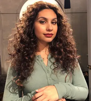 Alessia Cara photo 2 — Brown, Average