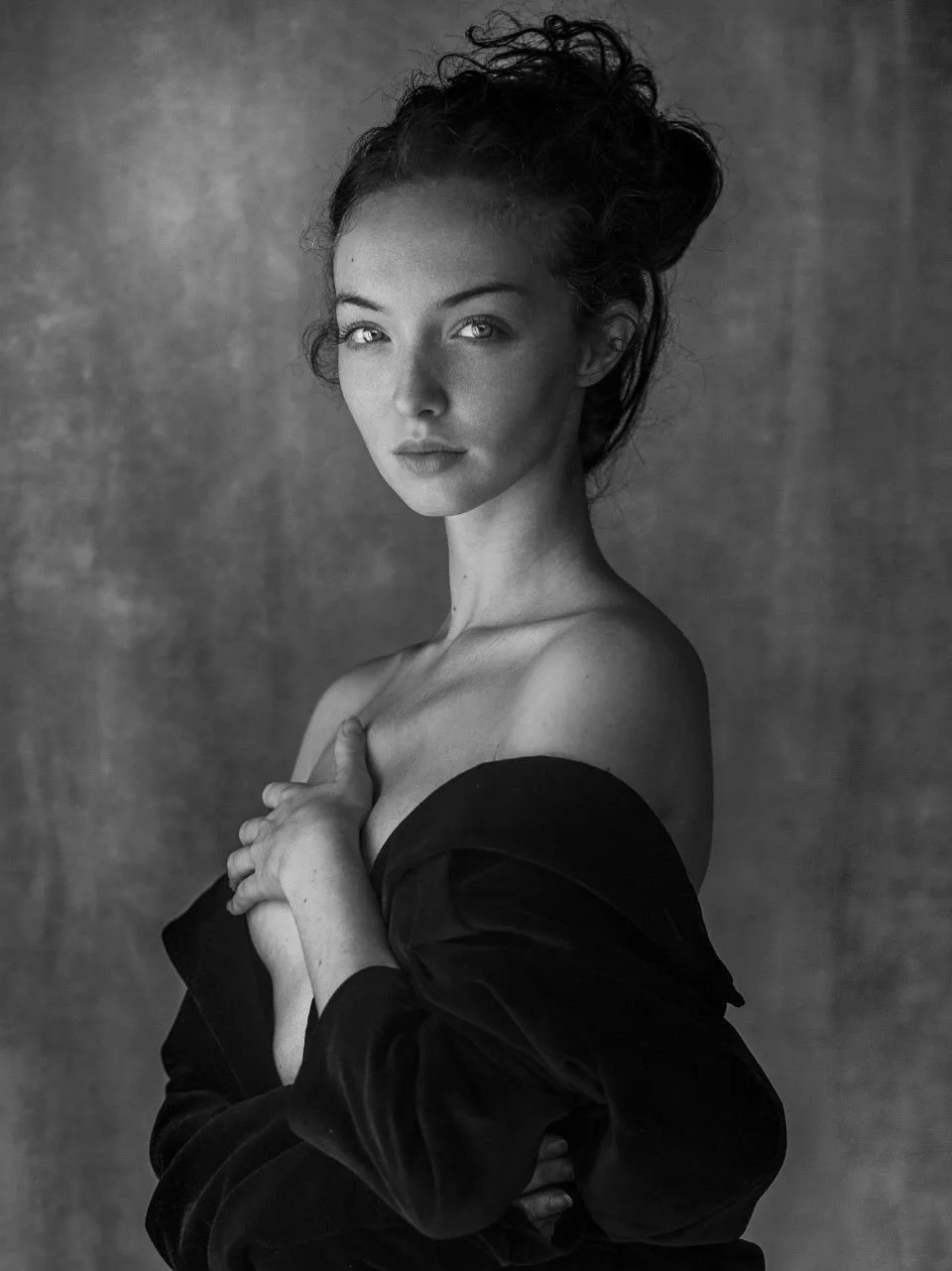 Alexia Giordano photo 4 — Grey, Caucasian