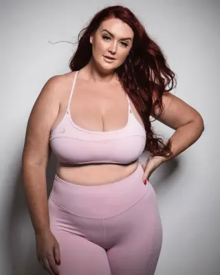 Alexis Fenton photo 2 — Red, Chubby