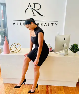 Alexis Williams photo 3 — Slim, Brown