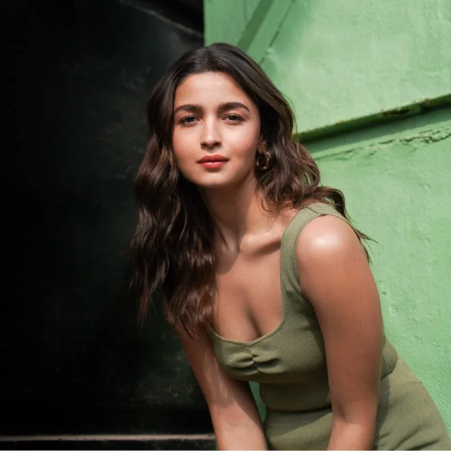 Alia Bhatt photo 4 — Brown, Mixed-race (primarily Asian)