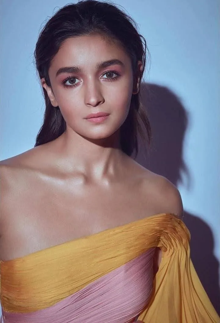 Alia Bhatt photo 9 — Slim, Brown