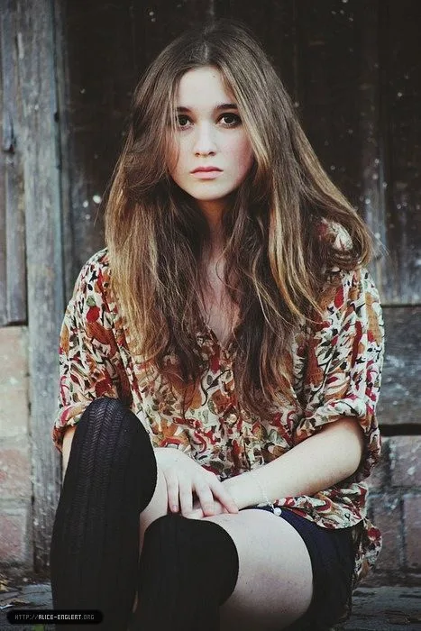 Alice Englert photo 1 — Australian, Brown