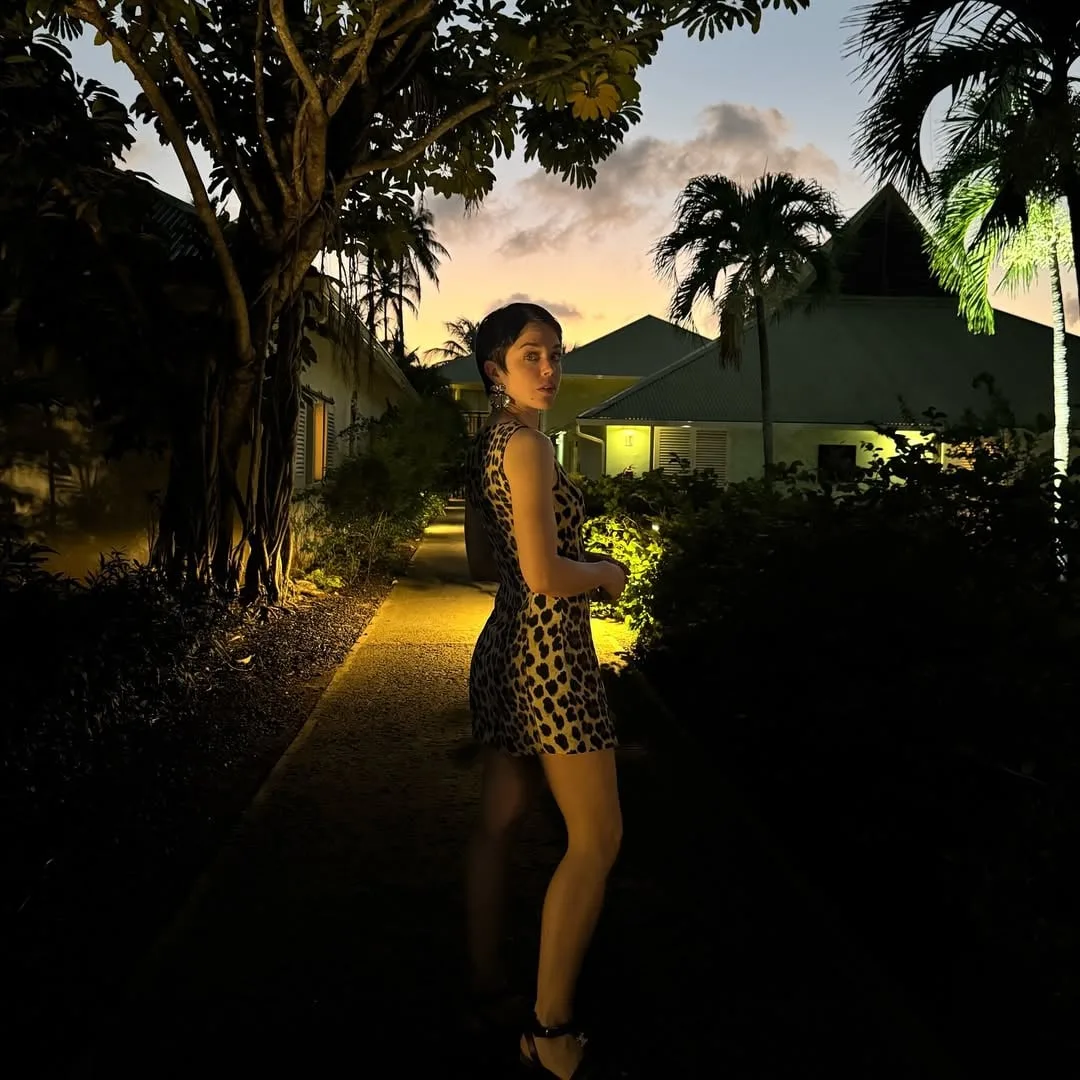 Alice Isaaz photo 8 — Auburn, Slim