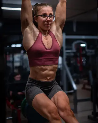 Alina Wilhelm photo 13 — Brown, Muscular