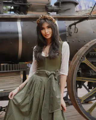 Alisa Linderer photo 11 — Mixed-race (primarily Caucasian), Glamour Model, Influencer