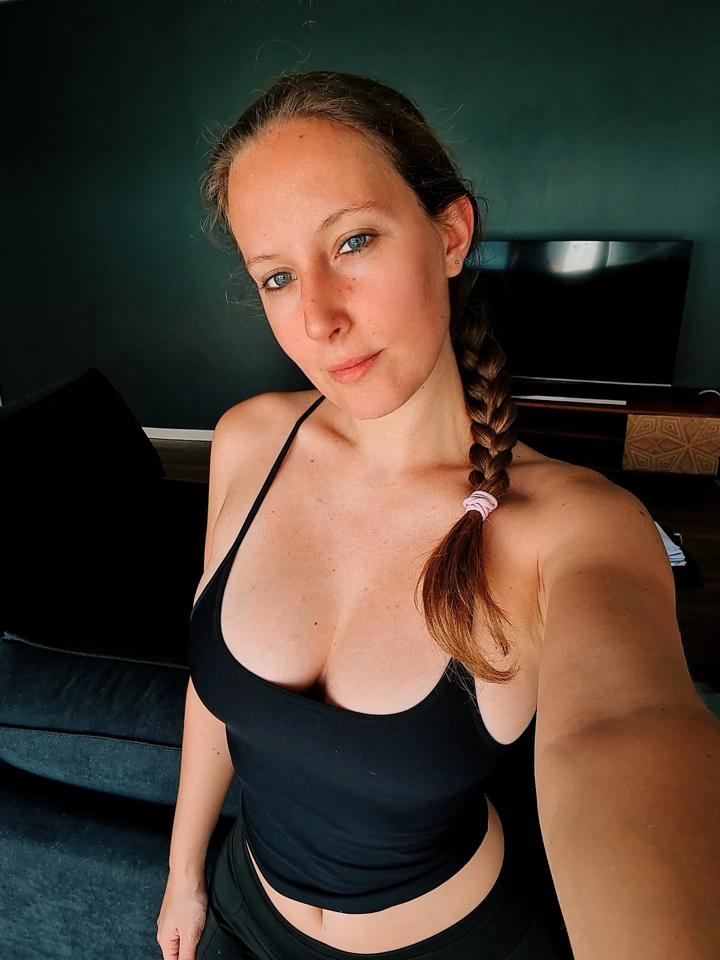 Allie Surfer photo 3 — Green, Caucasian