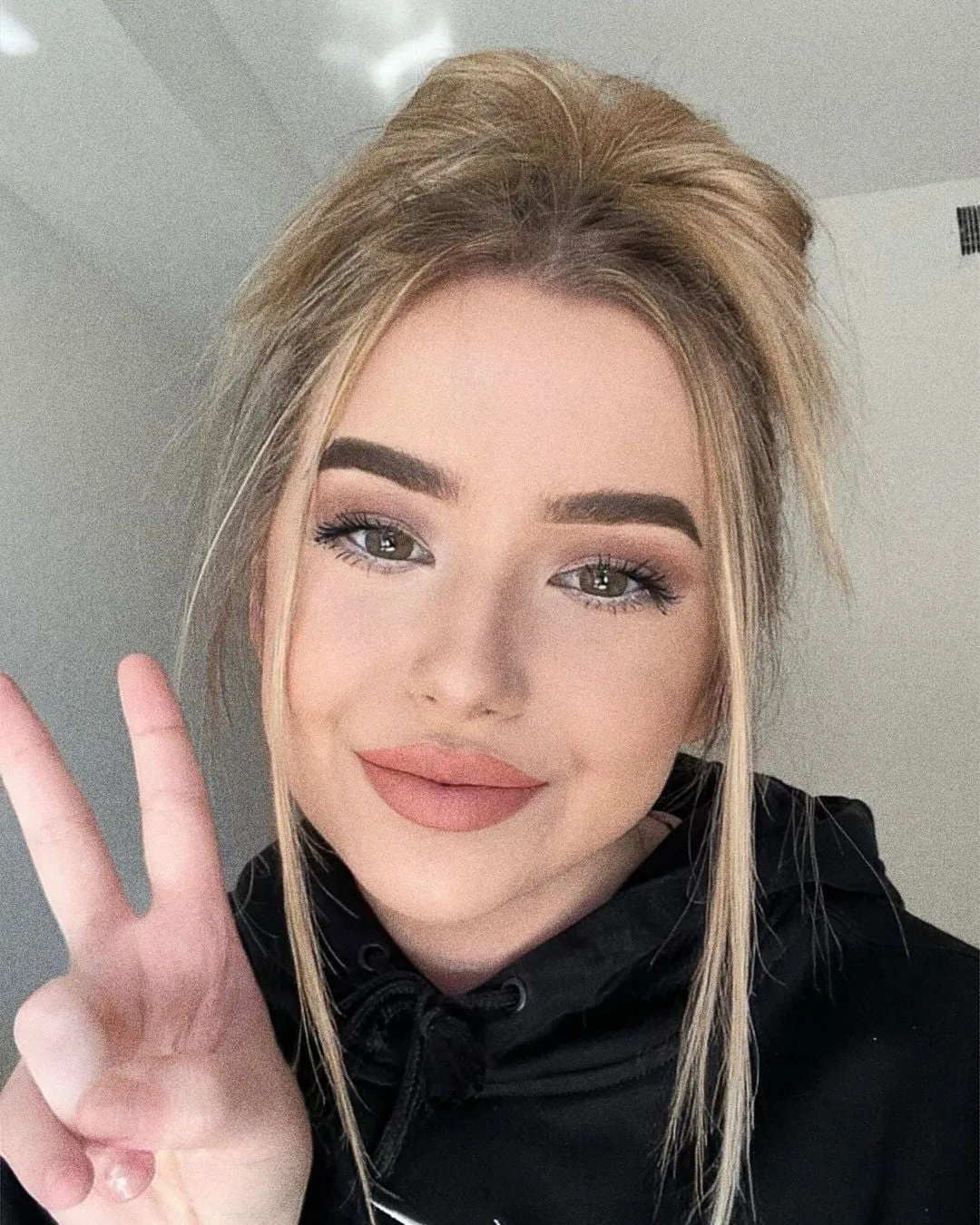 Ally Aluraye photo 21 — Average, Hazel