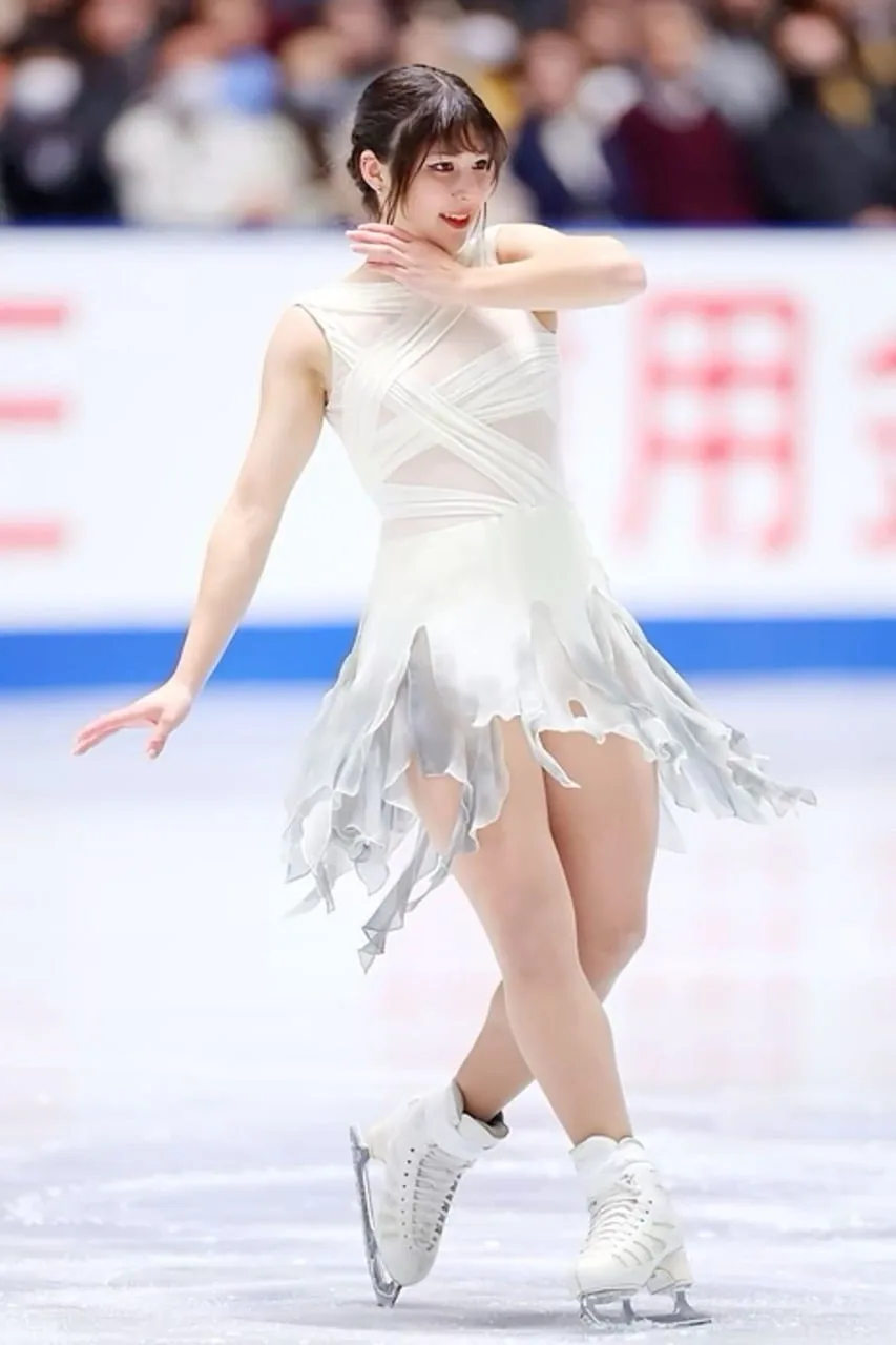 Alysa Liu photo 2 — Brown, Athletic