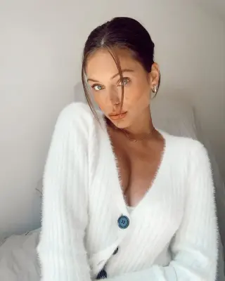 Alyssa Lynch photo 22 — Blue, Caucasian
