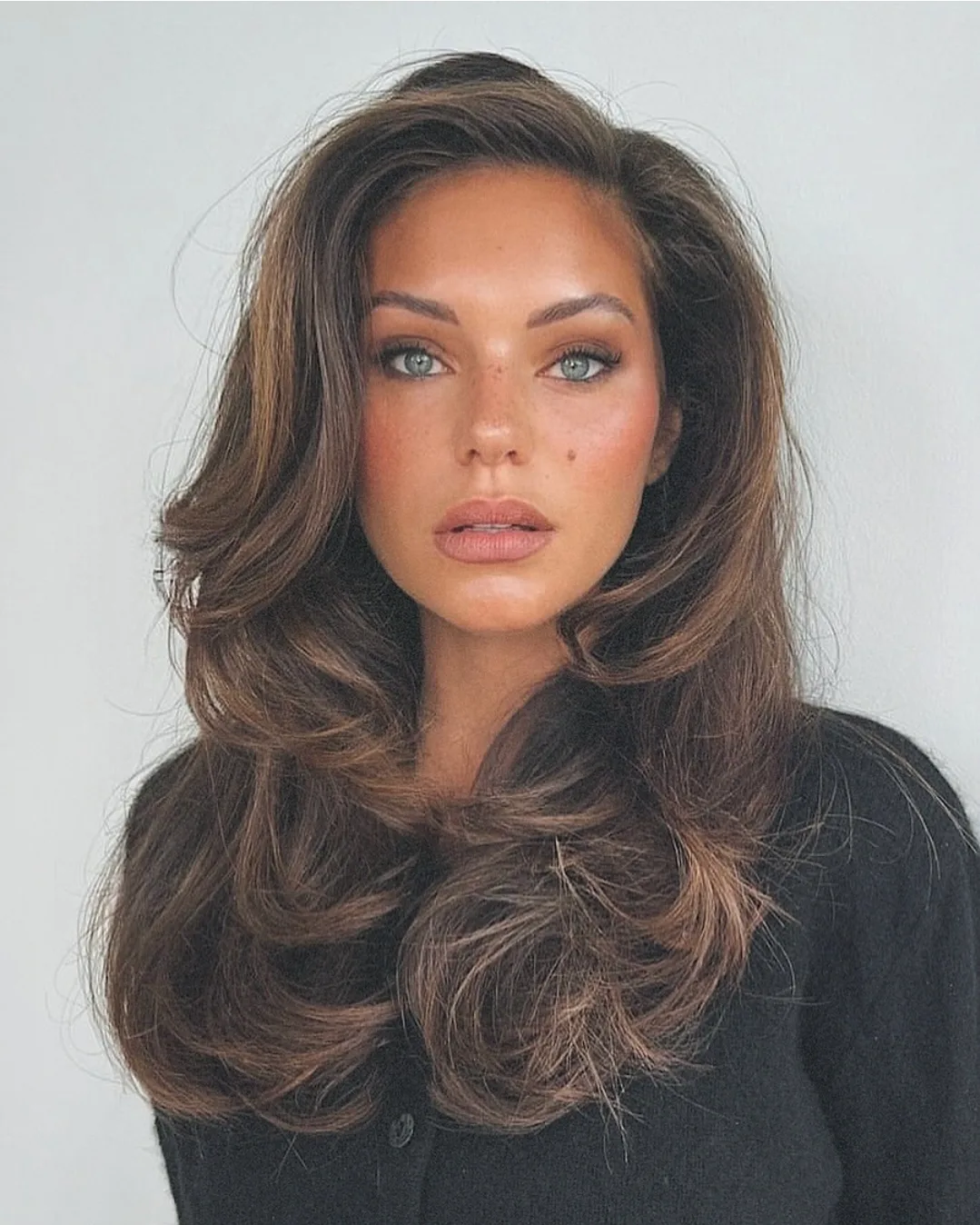 Alyssa Lynch photo 8 — Brown, Slim