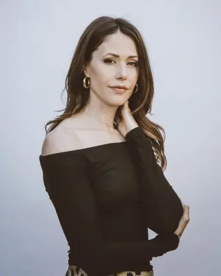Amanda Crew photo 14 — Brown, Slim