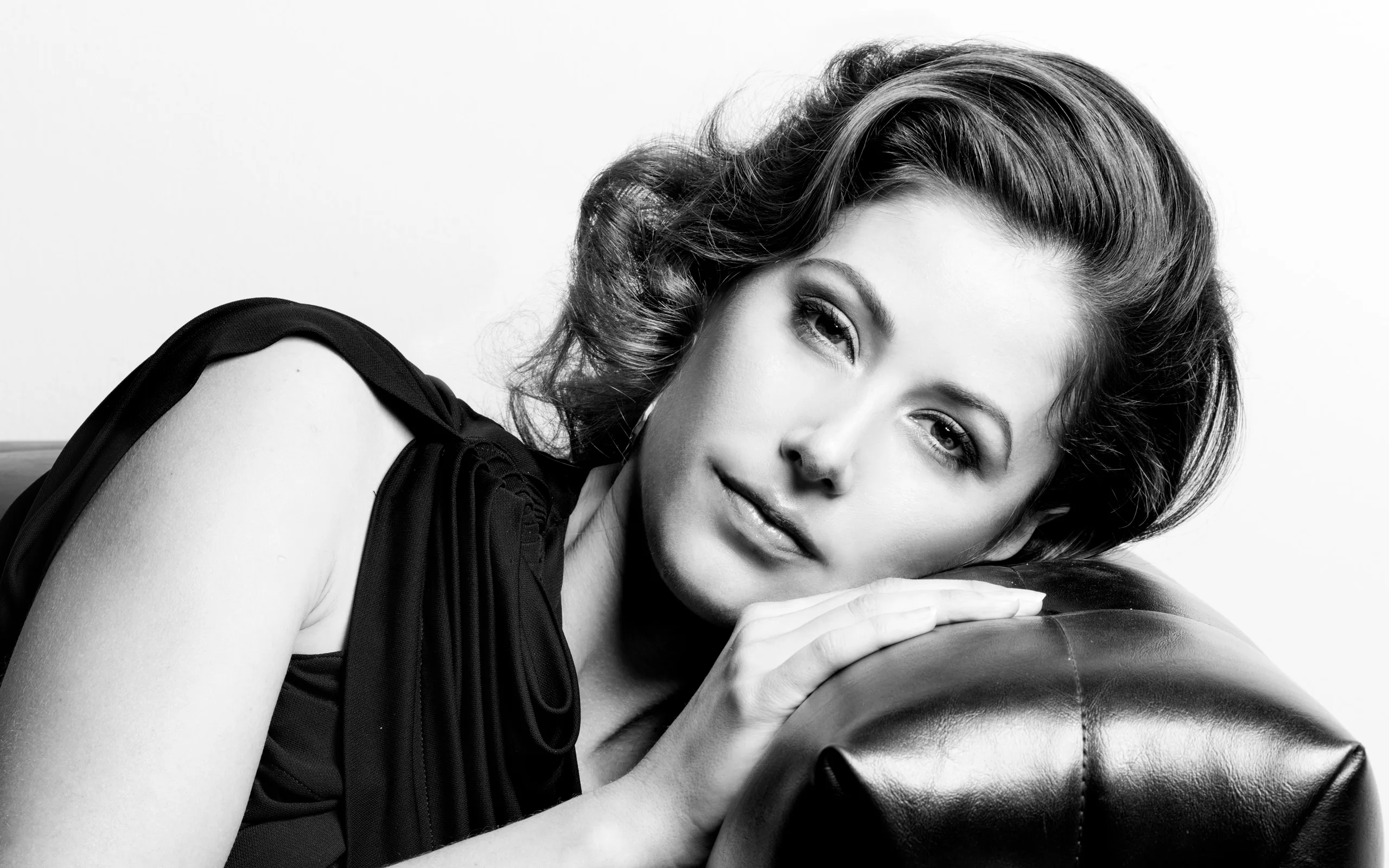 Amanda Crew photo 16 — Brown, Caucasian