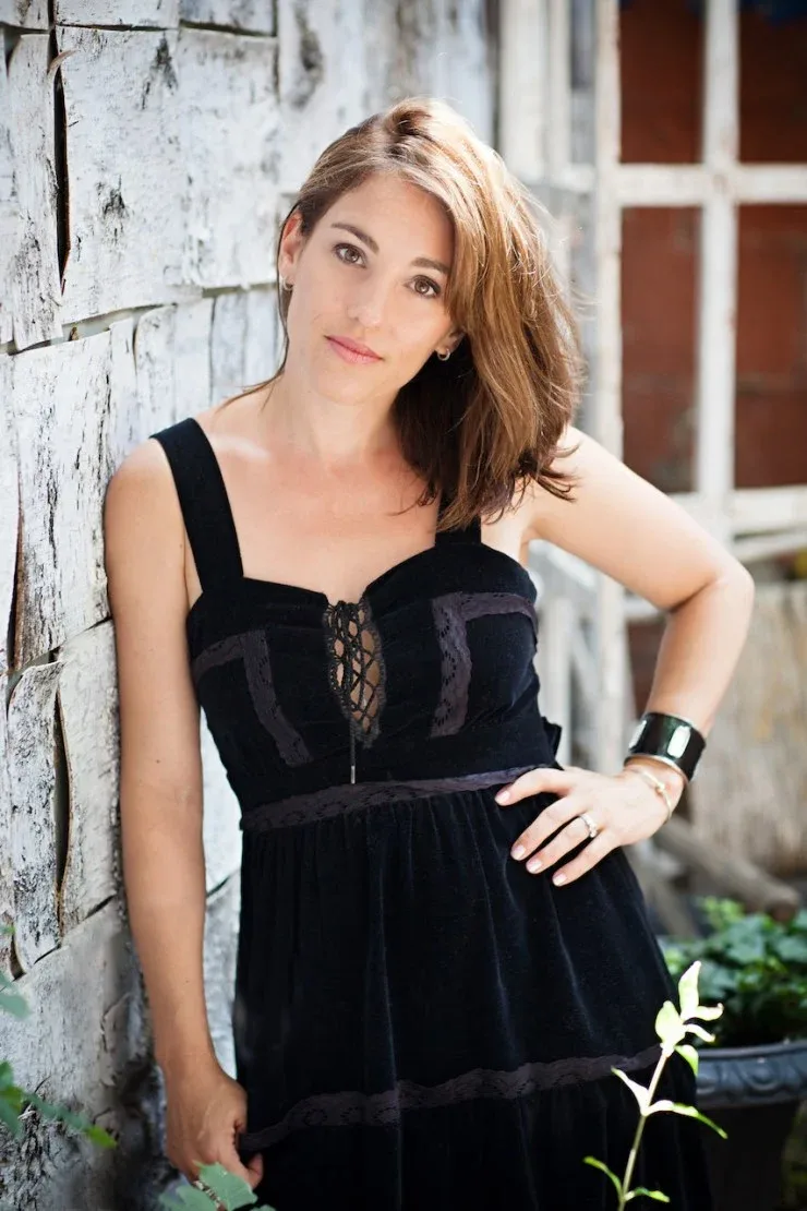 Amy Jo Johnson photo 9 — Athletic, Brown
