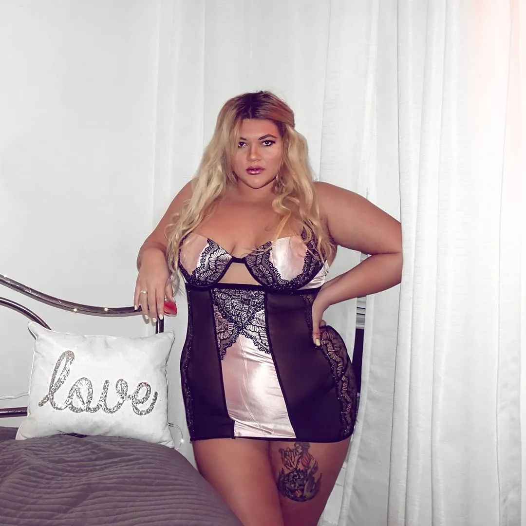 Ana Laura photo 10 — Brown, Mixed-race (primarily Latin)