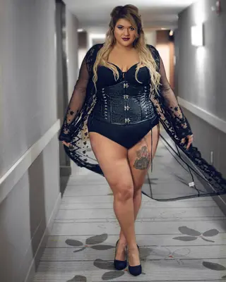 Ana Laura photo 2 — Blonde, BBW