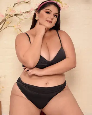 Andrea Lemus photo 10 — Brown, Latin