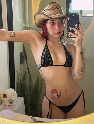 Andrea Uchiha photo 1 — Mexican, Red