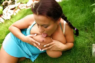 Aneta Buena photo 9 — Chubby, Brown