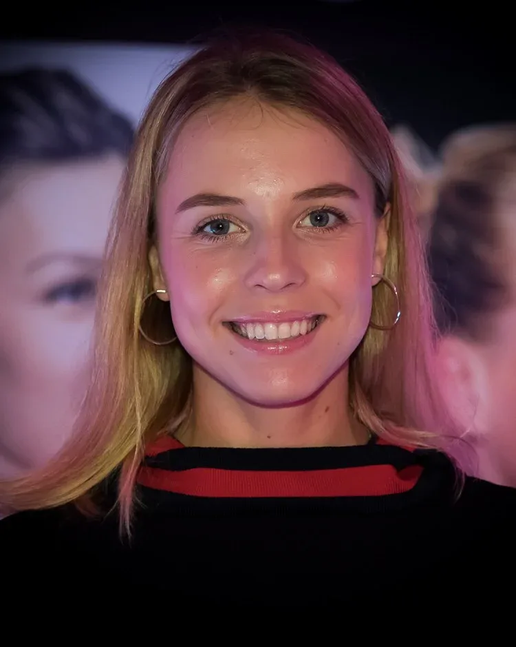 Anett Kontaveit photo 9 — Athletic, Blue
