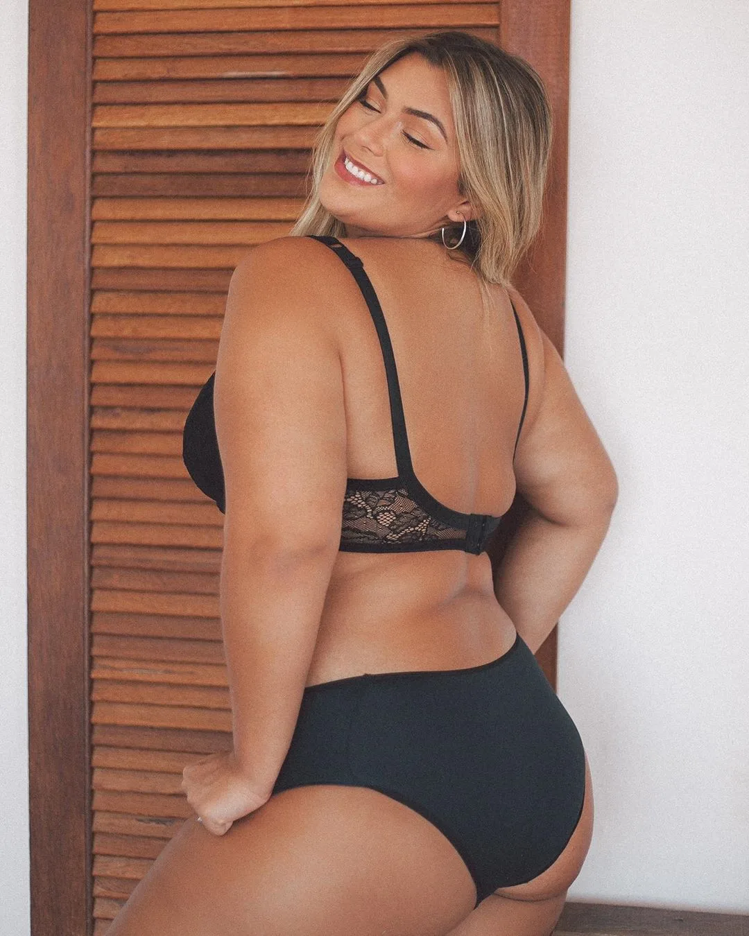 Angelica Oliveira photo 4 — Brown, Latin