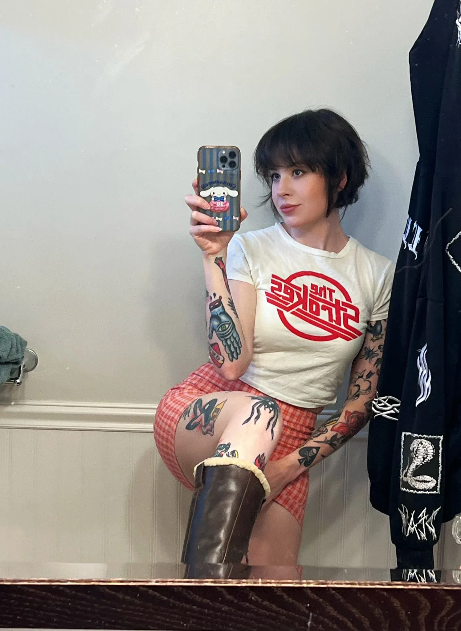 Anisa Jomha photo 9 — Average, Brown