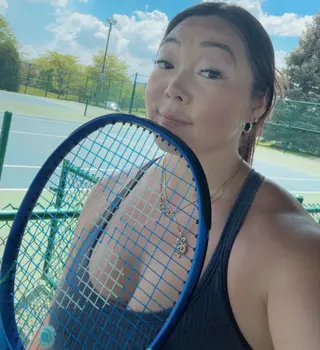 Anna Li photo 14 — Brown, Muscular