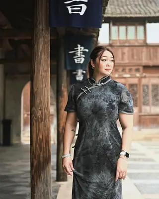 Anna Li photo 15 — Muscular, Brown