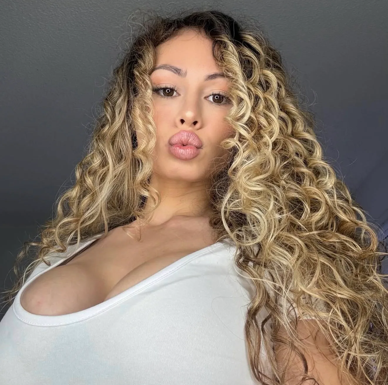 Ariana Lively photo 11 — Latin, Adult Model, Model, Stripper