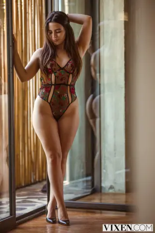 Ariana Van X photo 27 — Average, Brown