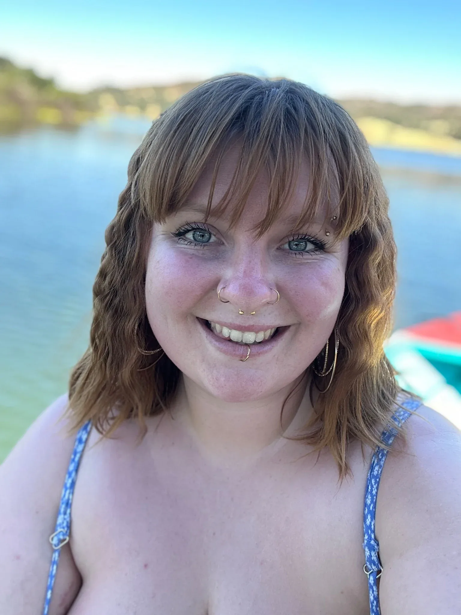Ariel Lovely photo 1 — American, Auburn