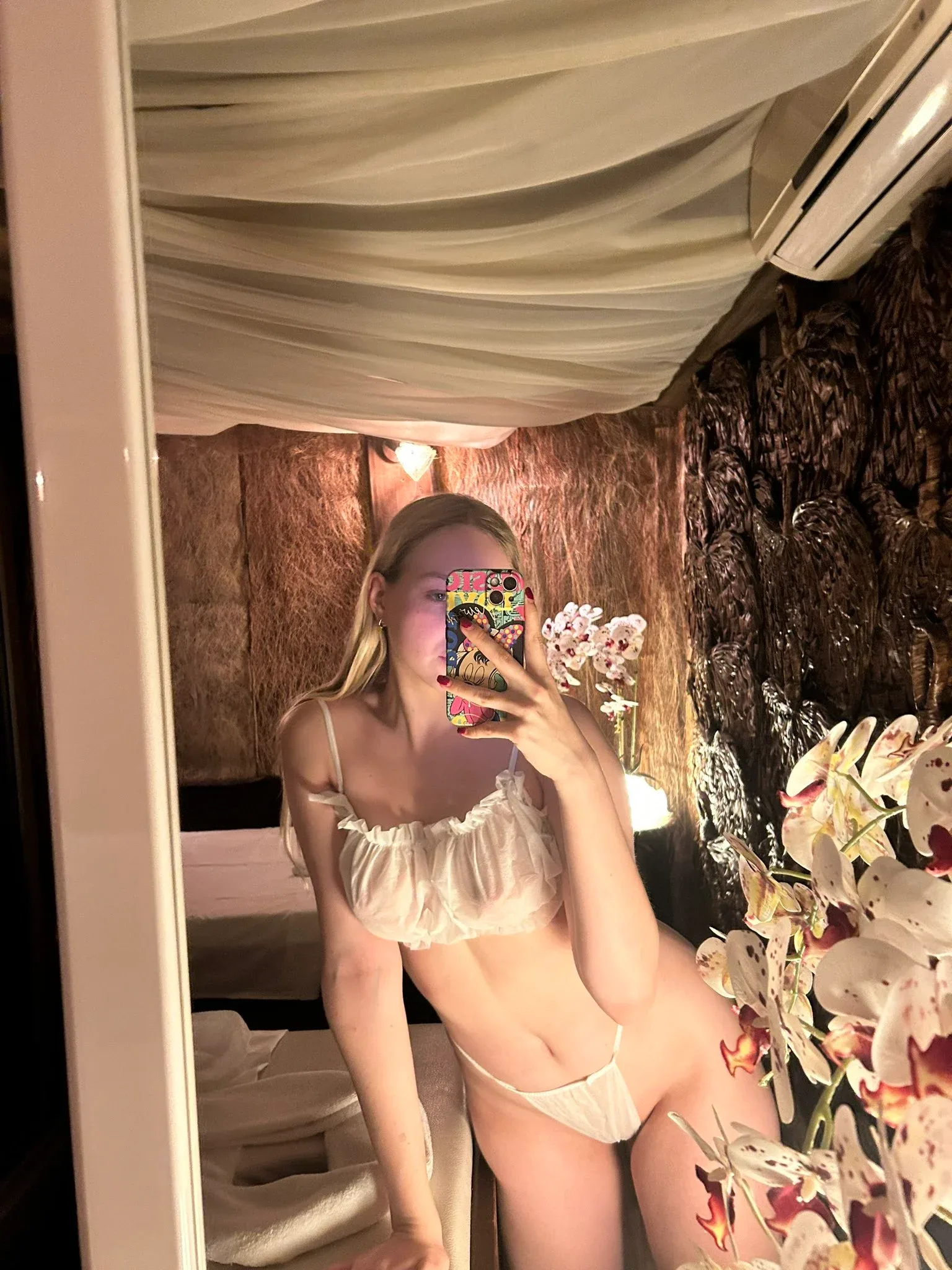 Arisha Mills photo 14 — Blonde, Average