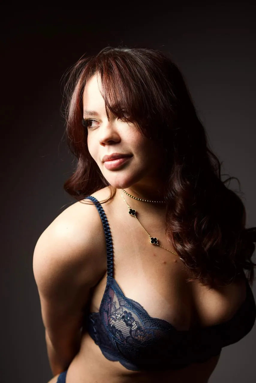 Aryanna Savegnago photo 1 — Brazilian, Auburn