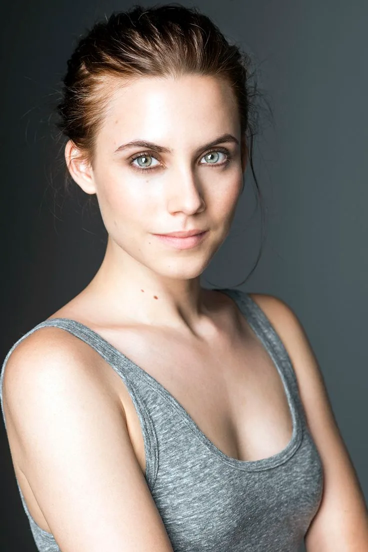 Aura Garrido photo 14 — Brown, Slim