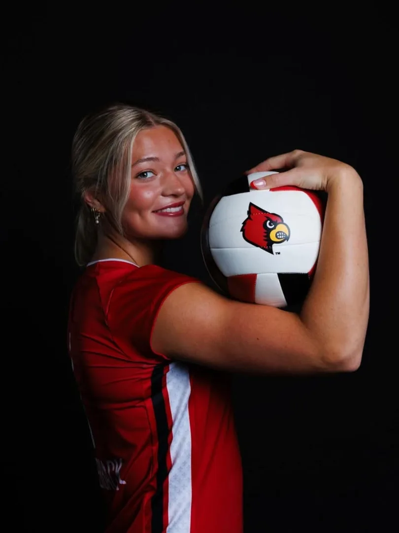 Ava Utterback photo 8 — Blonde, Athletic