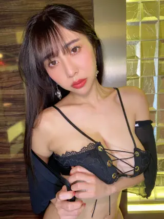 Aya Ueha photo 19 — Japanese, Black