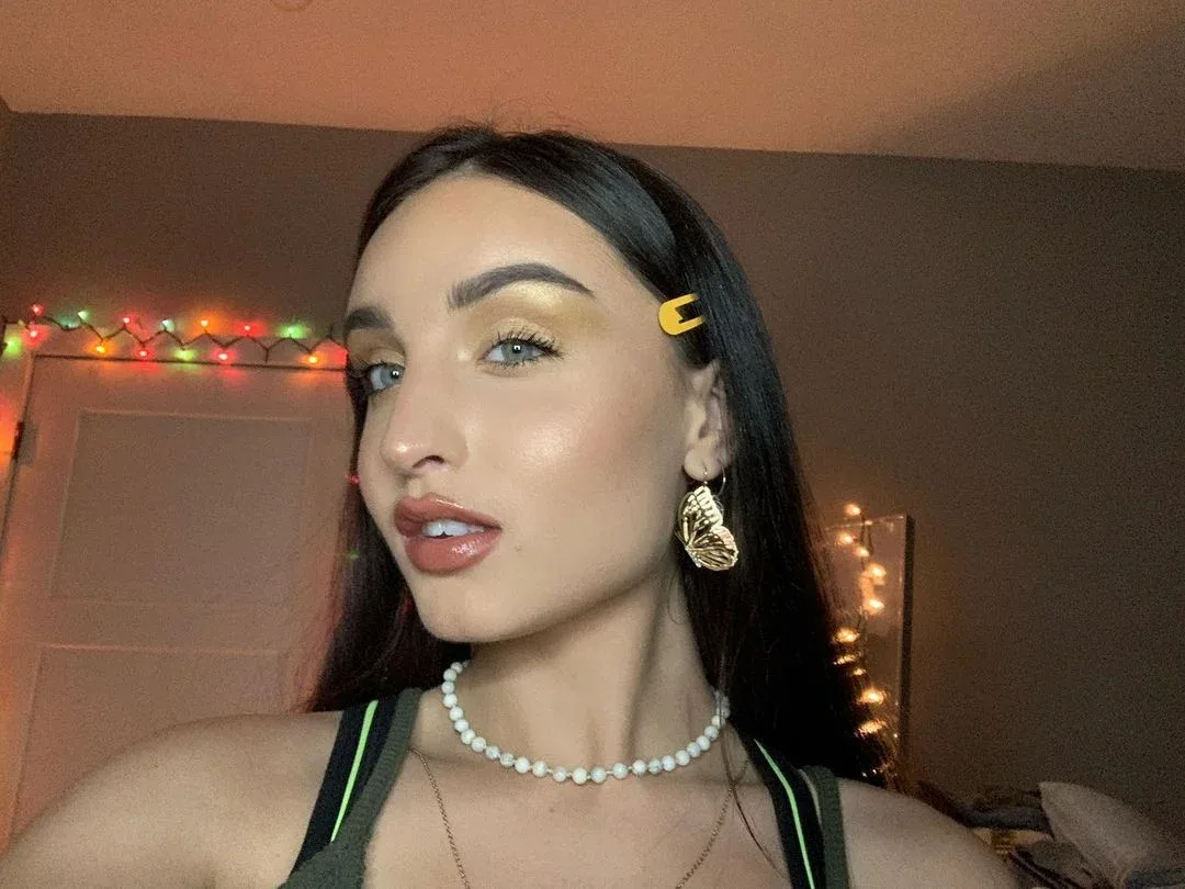 Beebee ASMR photo 4 — Blue, Caucasian