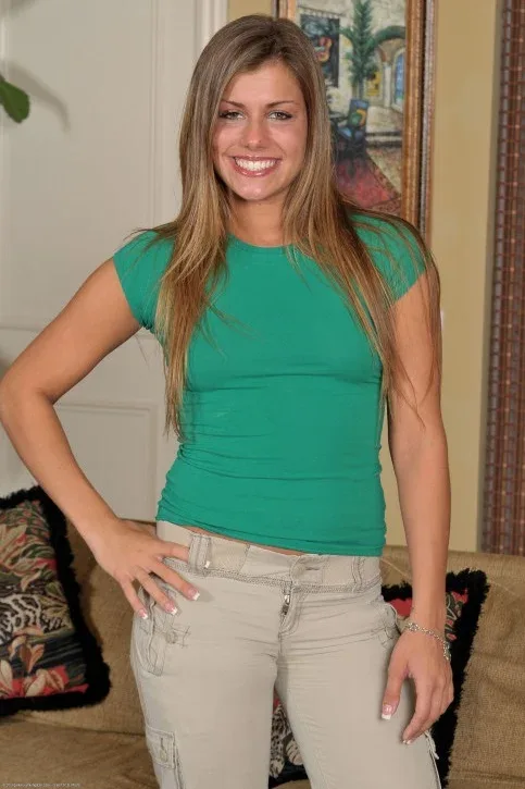 Bella Beyle photo 1 — Brazilian, Blonde
