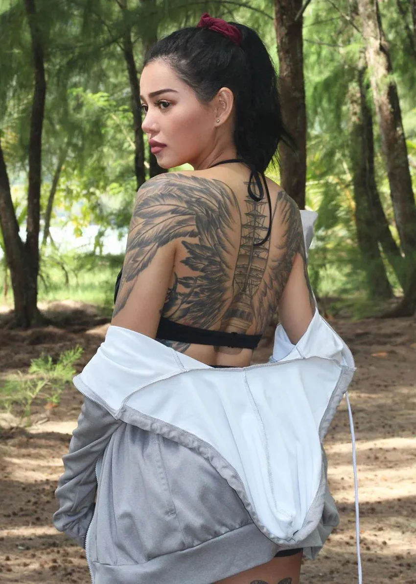 Bella Poarch photo 12 — Actress, Cosplayer, Gamer, Influencer, Military Personnel (former), Musician, TikTok Star, YouTuber, American