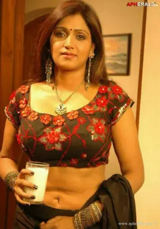 Bhuvaneshwari photo 13 — Chubby, Hazel