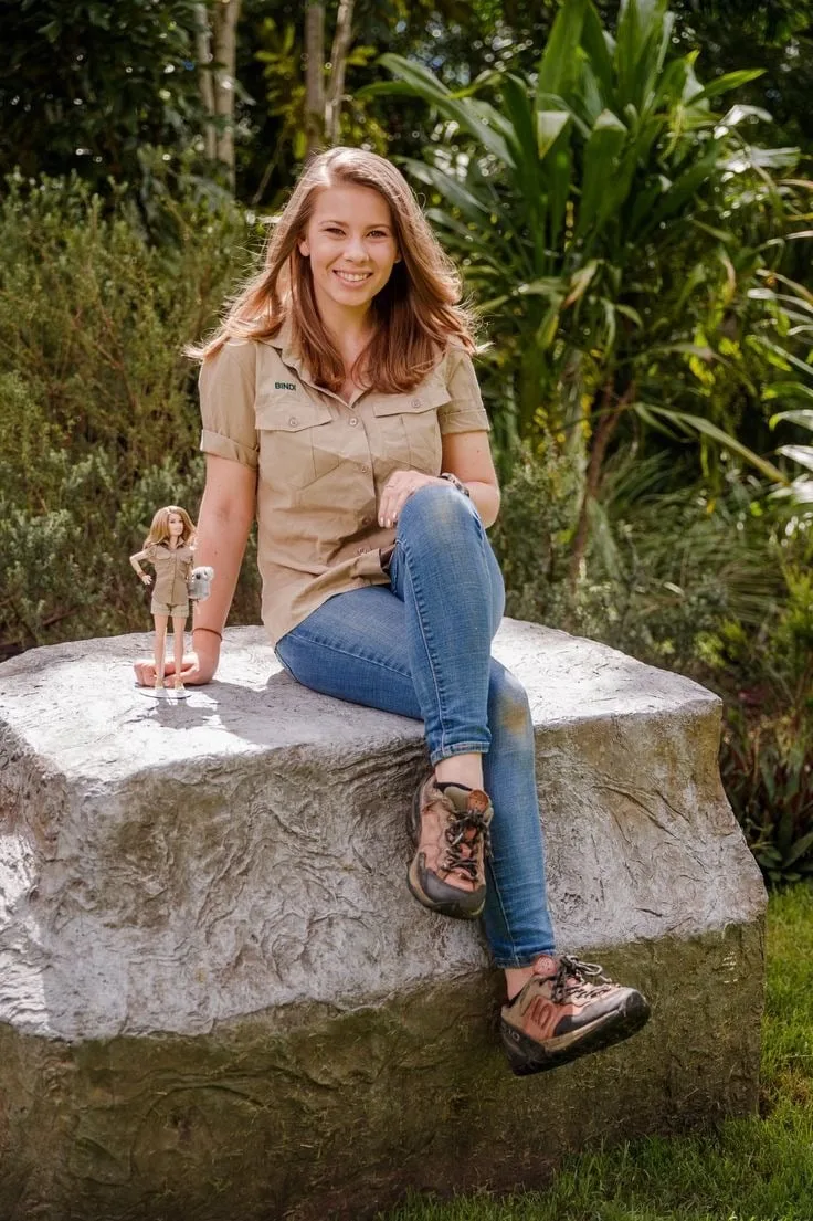 Bindi Irwin photo 2 — Brown, Average