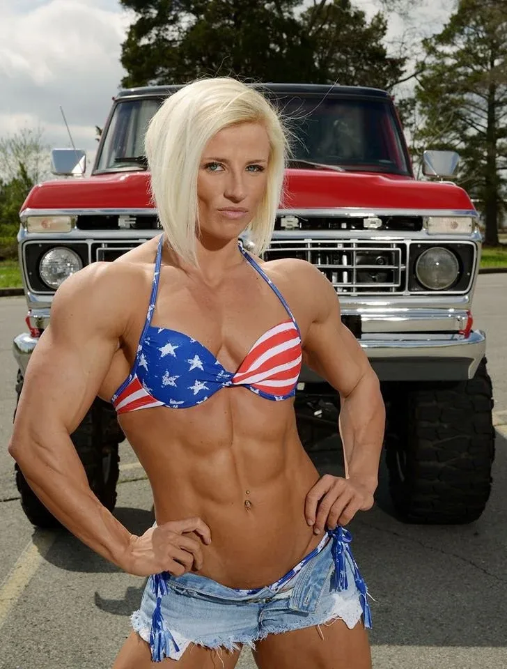 Brooke Walker photo 5 — Caucasian, Bodybuilder, Cheerleader (former), Fitness Trainer