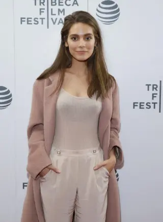 Caitlin Stasey photo 2 — Brown, Slim