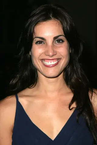 Carly Pope photo 9 — Average, Brown