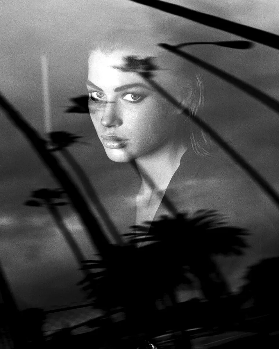 Carre Otis photo 9 — Average, Blue